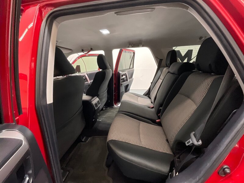 2018 Toyota 4Runner SR5 Sport Utility 4X4 / Backup Camera / LIFTED  / ZERO RUST / LIFTED w. NEW WHEELS - Photo 12 - Gladstone, OR 97027