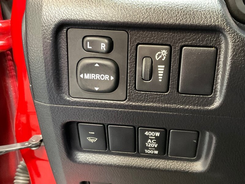 2018 Toyota 4Runner SR5 Sport Utility 4X4 / Backup Camera / LIFTED  / ZERO RUST / LIFTED w. NEW WHEELS - Photo 19 - Gladstone, OR 97027