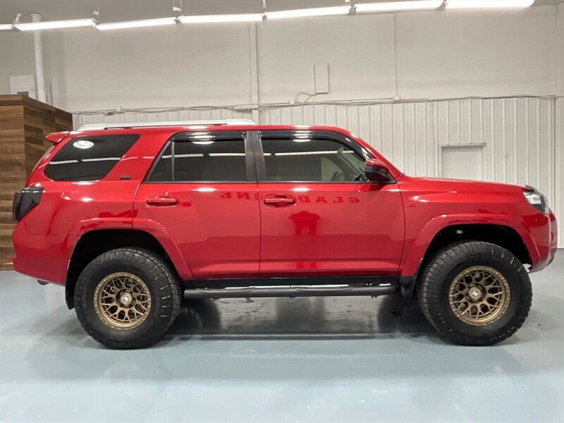 2018 Toyota 4Runner SR5 Sport Utility 4X4 / Backup Camera / LIFTED  / ZERO RUST / LIFTED w. NEW WHEELS - Photo 4 - Gladstone, OR 97027