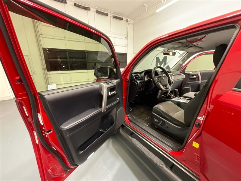 2018 Toyota 4Runner SR5 Sport Utility 4X4 / Backup Camera / LIFTED  / ZERO RUST / LIFTED w. NEW WHEELS - Photo 31 - Gladstone, OR 97027