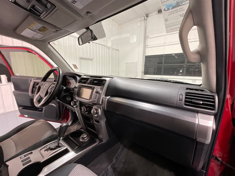 2018 Toyota 4Runner SR5 Sport Utility 4X4 / Backup Camera / LIFTED  / ZERO RUST / LIFTED w. NEW WHEELS - Photo 36 - Gladstone, OR 97027