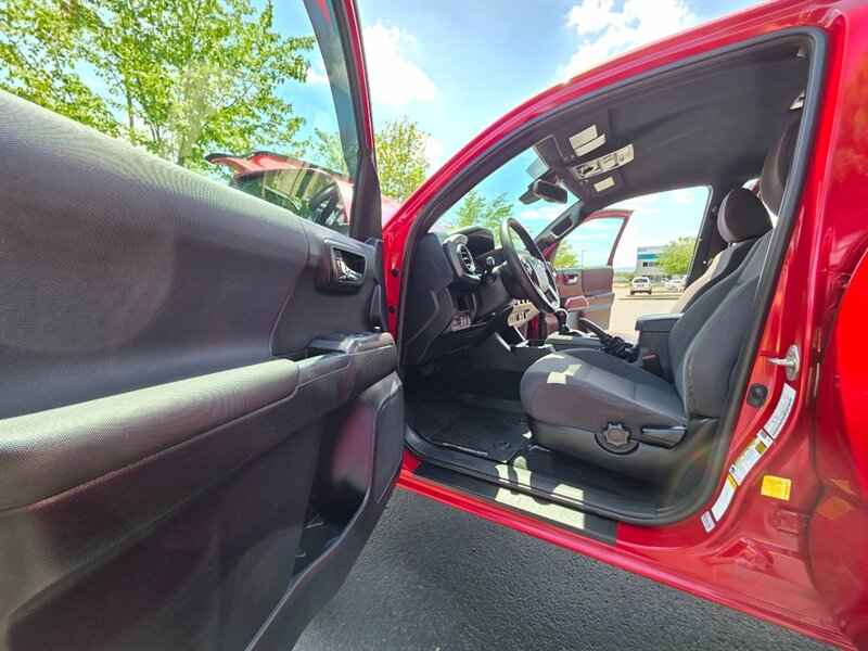 2018 Toyota Tacoma TRD Off-Road 4X4 / CRAWL CONTROL / REAR DIFF LOCK / NEW LIFT KIT / NEW FUEL WHEELS / NEW TIRES / LOADED / ZERO RUST - Photo 32 - Portland, OR 97217