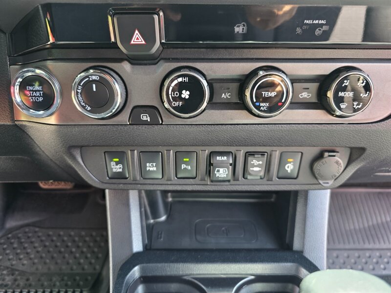 2018 Toyota Tacoma TRD Off-Road 4X4 / CRAWL CONTROL / REAR DIFF LOCK / NEW LIFT KIT / NEW FUEL WHEELS / NEW TIRES / LOADED / ZERO RUST - Photo 20 - Portland, OR 97217