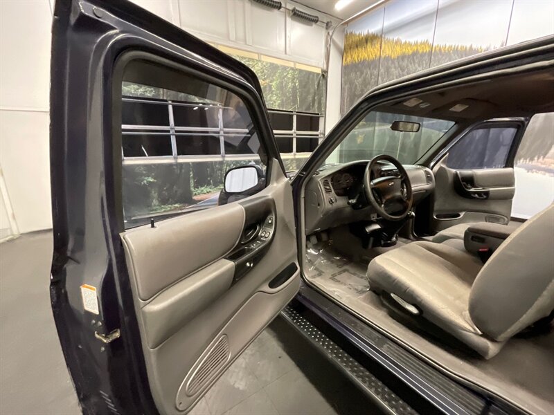 2001 Ford Ranger XLT Super Cab 4X4 / 4.0L V6 / 5-SPEED MANUAL  LOCAL OREGON TRUCK / RUST FREE / 133,000 MILES - Photo 13 - Gladstone, OR 97027