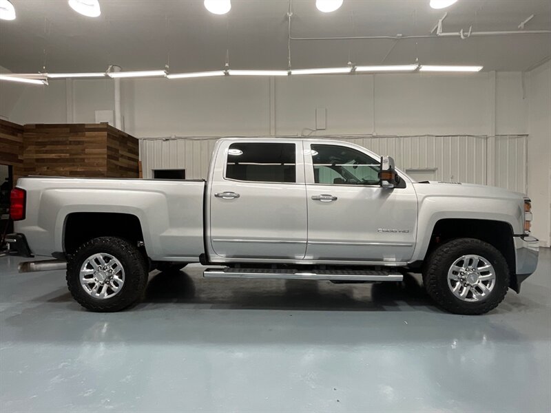 2017 Chevrolet Silverado 2500 LTZ Crew Cab 4X4 / 6.6L DURAMAX DIESEL / Z71 OFFRD  / Leather w. Heated & Cooled Seats / ZERO RUST - Photo 4 - Gladstone, OR 97027