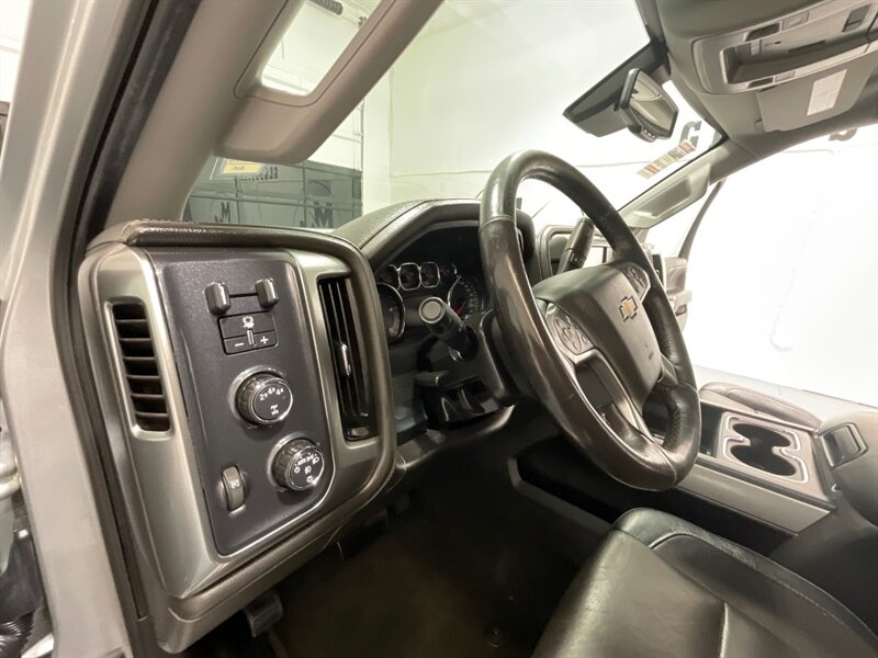 2017 Chevrolet Silverado 2500 LTZ Crew Cab 4X4 / 6.6L DURAMAX DIESEL / Z71 OFFRD  / Leather w. Heated & Cooled Seats / ZERO RUST - Photo 11 - Gladstone, OR 97027