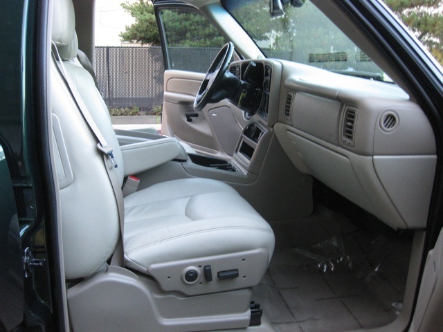 2004 Chevrolet Suburban 1500 LT/4WD/ Leather/Moonroof/3rd seat   - Photo 24 - Portland, OR 97217