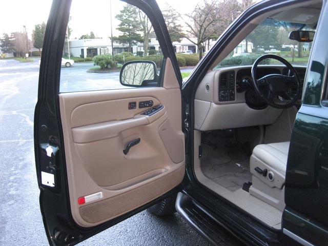 2004 Chevrolet Suburban 1500 LT/4WD/ Leather/Moonroof/3rd seat   - Photo 17 - Portland, OR 97217