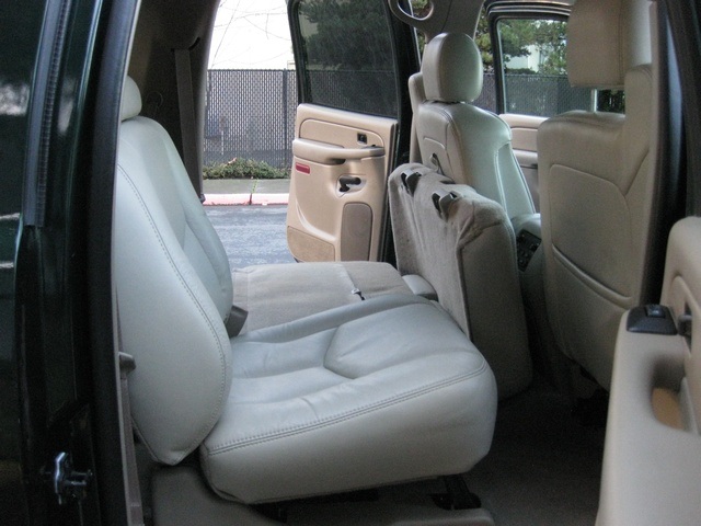 2004 Chevrolet Suburban 1500 LT/4WD/ Leather/Moonroof/3rd seat   - Photo 25 - Portland, OR 97217