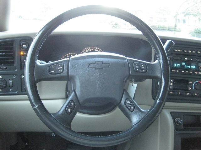 2004 Chevrolet Suburban 1500 LT/4WD/ Leather/Moonroof/3rd seat   - Photo 31 - Portland, OR 97217