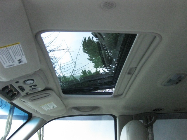 2004 Chevrolet Suburban 1500 LT/4WD/ Leather/Moonroof/3rd seat   - Photo 39 - Portland, OR 97217