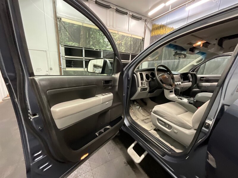 2008 Toyota Tundra SR5 Double Cab 4X4 / 5.7L V8 / 27,000 MILES  RUST FREE / SUPER CLEAN / ONLY 27,000 MILES - Photo 13 - Gladstone, OR 97027