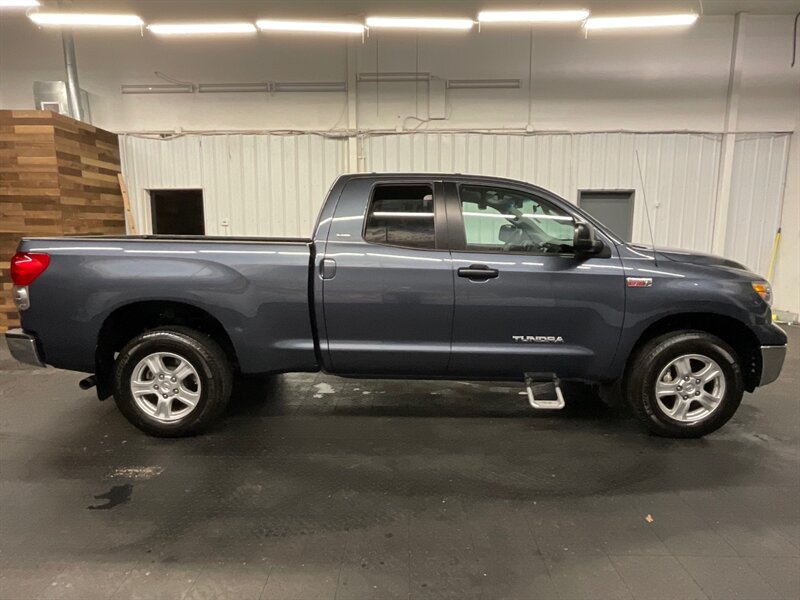 2008 Toyota Tundra SR5 Double Cab 4X4 / 5.7L V8 / 27,000 MILES  RUST FREE / SUPER CLEAN / ONLY 27,000 MILES - Photo 4 - Gladstone, OR 97027