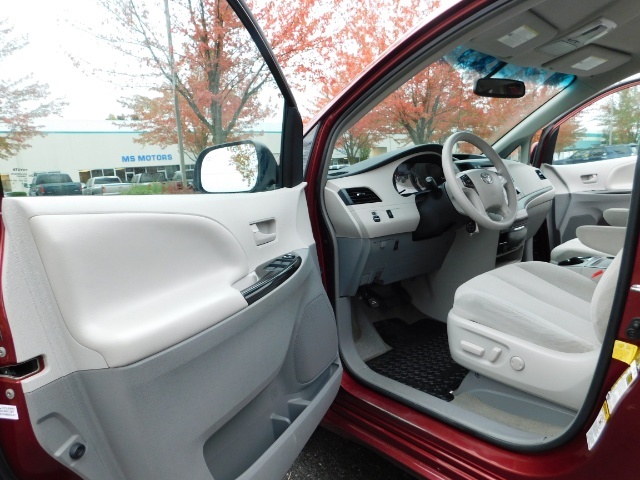 2012 Toyota Sienna LE 8-Passenger / Backup Camera / LOW MILE   - Photo 9 - Portland, OR 97217