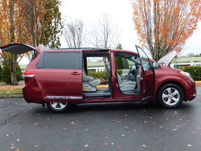 2012 Toyota Sienna LE 8-Passenger / Backup Camera / LOW MILE   - Photo 30 - Portland, OR 97217