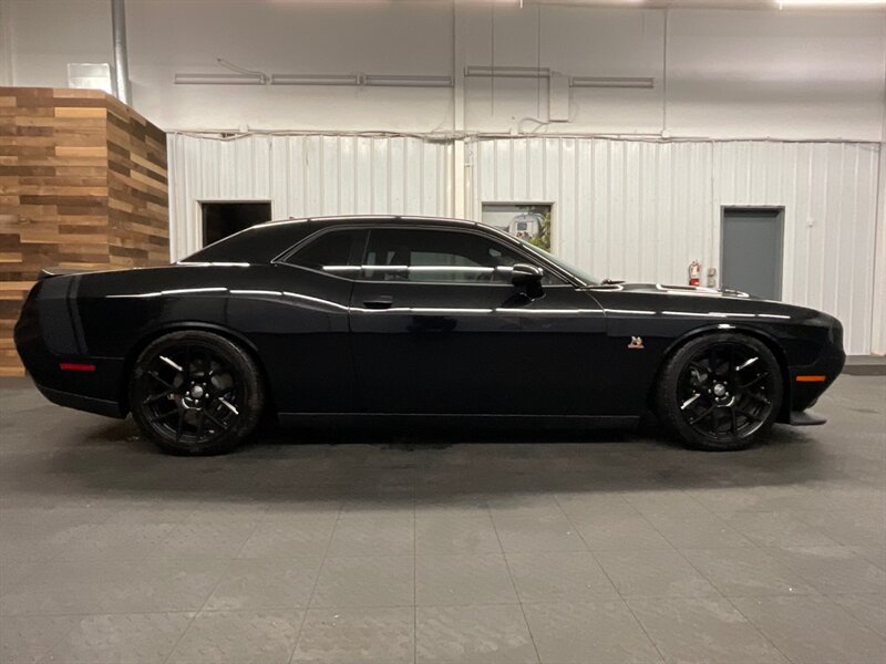 2015 Dodge Challenger R/T Scat Pack Coupe/ 6.4L V8 HEMI /ONLY 18,000 MIL  LOCAL CAR / 18K MILES / 6.4L HEMI / HEATED & COOLED SEATS - Photo 4 - Gladstone, OR 97027