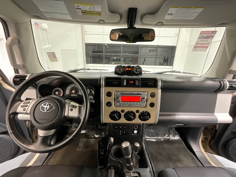 2011 Toyota FJ Cruiser 4X4 / V6 / Backup Camera / NO RUST / 109K MILES  / REAR DIFF LOCK - Photo 15 - Gladstone, OR 97027