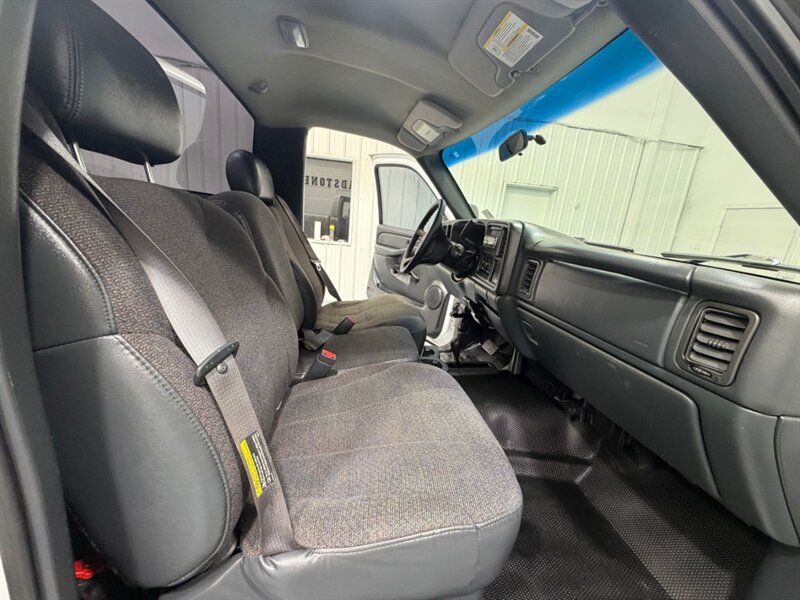 2001 Chevrolet Silverado 2500 2500HD LS Regular Cab 4X4 8.1L V8 / NEW TIRES / LONG BED / ZERO RUST / 136K MILES - Photo 13 - Gladstone, OR 97027