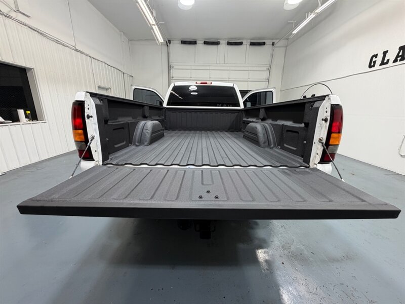 2001 Chevrolet Silverado 2500 2500HD LS Regular Cab 4X4 8.1L V8 / NEW TIRES / LONG BED / ZERO RUST / 136K MILES - Photo 11 - Gladstone, OR 97027