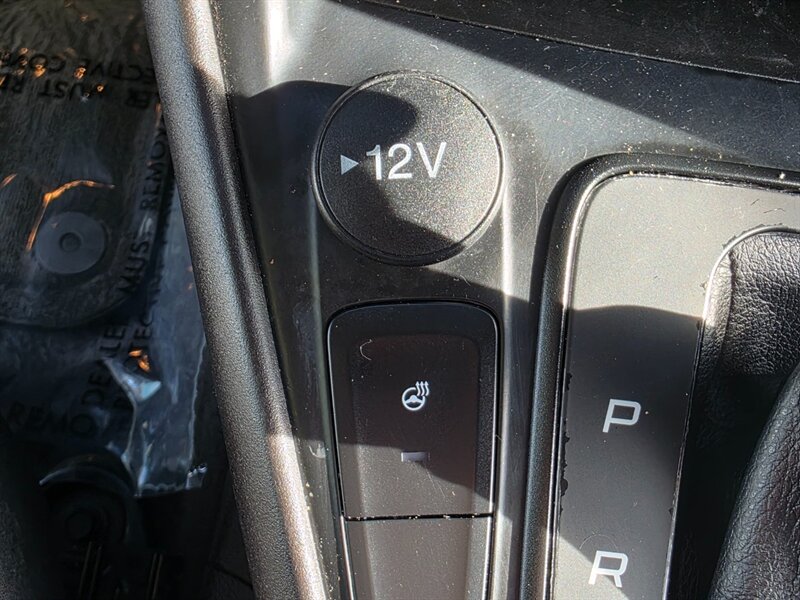 2018 Ford Focus SE BACK-UP CAM / PARK SENSORS / BLIND SPOT MONITOR / LOCAL FRESH TRADE-IN / EXCELLENT CONDITION - Photo 19 - Portland, OR 97217