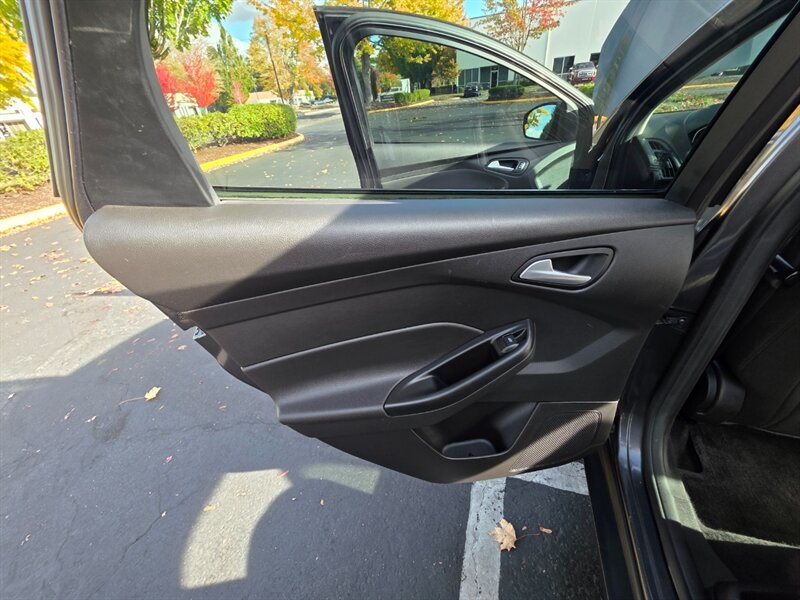 2018 Ford Focus SE BACK-UP CAM / PARK SENSORS / BLIND SPOT MONITOR / LOCAL FRESH TRADE-IN / EXCELLENT CONDITION - Photo 35 - Portland, OR 97217