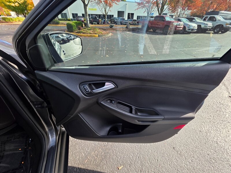 2018 Ford Focus SE BACK-UP CAM / PARK SENSORS / BLIND SPOT MONITOR / LOCAL FRESH TRADE-IN / EXCELLENT CONDITION - Photo 34 - Portland, OR 97217