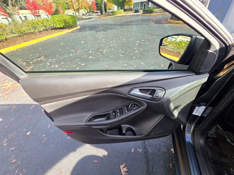 2018 Ford Focus SE BACK-UP CAM / PARK SENSORS / BLIND SPOT MONITOR / LOCAL FRESH TRADE-IN / EXCELLENT CONDITION - Photo 33 - Portland, OR 97217