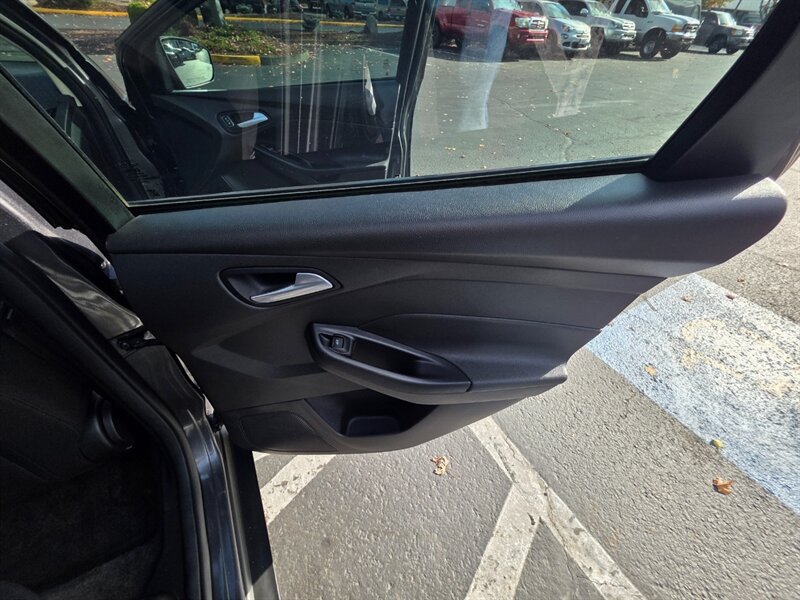 2018 Ford Focus SE BACK-UP CAM / PARK SENSORS / BLIND SPOT MONITOR / LOCAL FRESH TRADE-IN / EXCELLENT CONDITION - Photo 36 - Portland, OR 97217