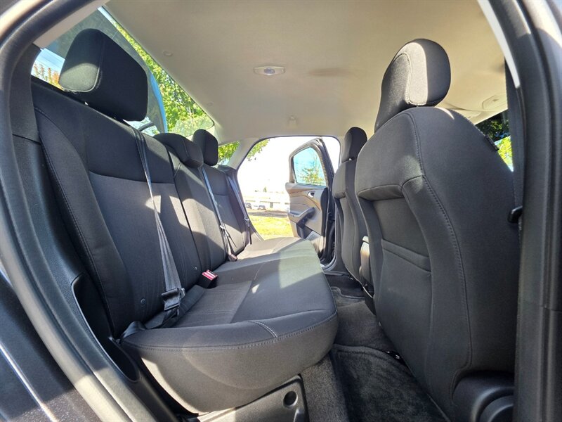 2018 Ford Focus SE BACK-UP CAM / PARK SENSORS / BLIND SPOT MONITOR / LOCAL FRESH TRADE-IN / EXCELLENT CONDITION - Photo 14 - Portland, OR 97217