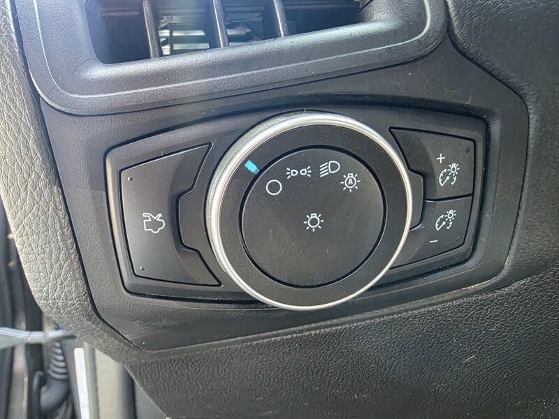 2018 Ford Focus SE BACK-UP CAM / PARK SENSORS / BLIND SPOT MONITOR / LOCAL FRESH TRADE-IN / EXCELLENT CONDITION - Photo 20 - Portland, OR 97217