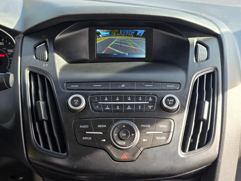 2018 Ford Focus SE BACK-UP CAM / PARK SENSORS / BLIND SPOT MONITOR / LOCAL FRESH TRADE-IN / EXCELLENT CONDITION - Photo 18 - Portland, OR 97217