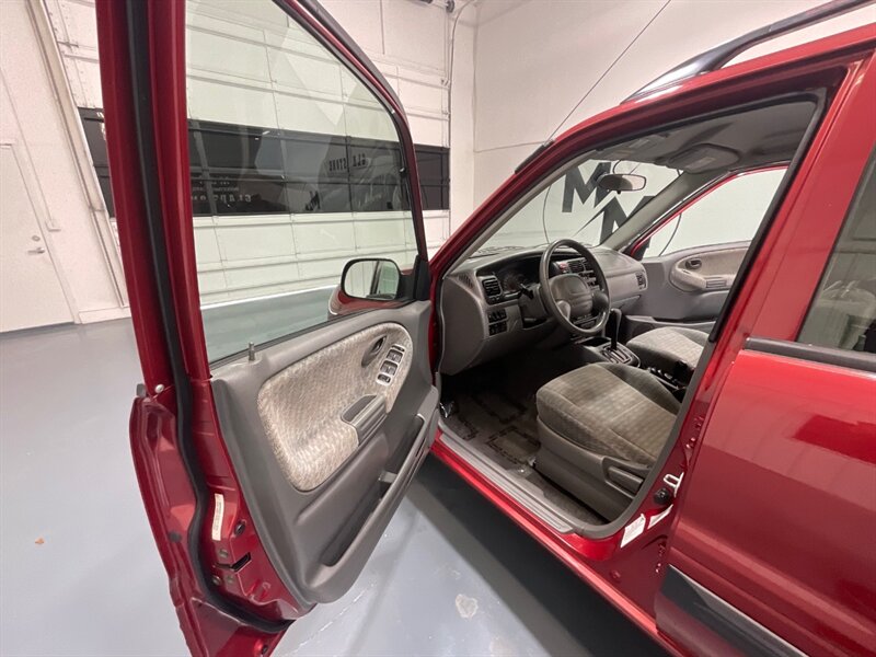 2001 Suzuki Vitara JLX Sport Utility 4X4 / 4Cyl / 1-OWNER / 59K MILES  / ZERO RUST / BRAND NEW TIRES - Photo 31 - Gladstone, OR 97027