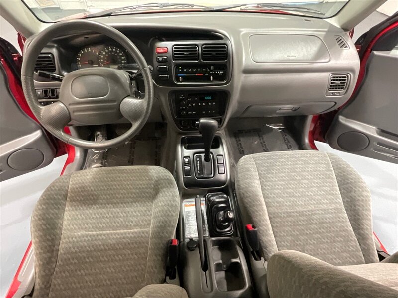 2001 Suzuki Vitara JLX Sport Utility 4X4 / 4Cyl / 1-OWNER / 59K MILES  / ZERO RUST / BRAND NEW TIRES - Photo 13 - Gladstone, OR 97027