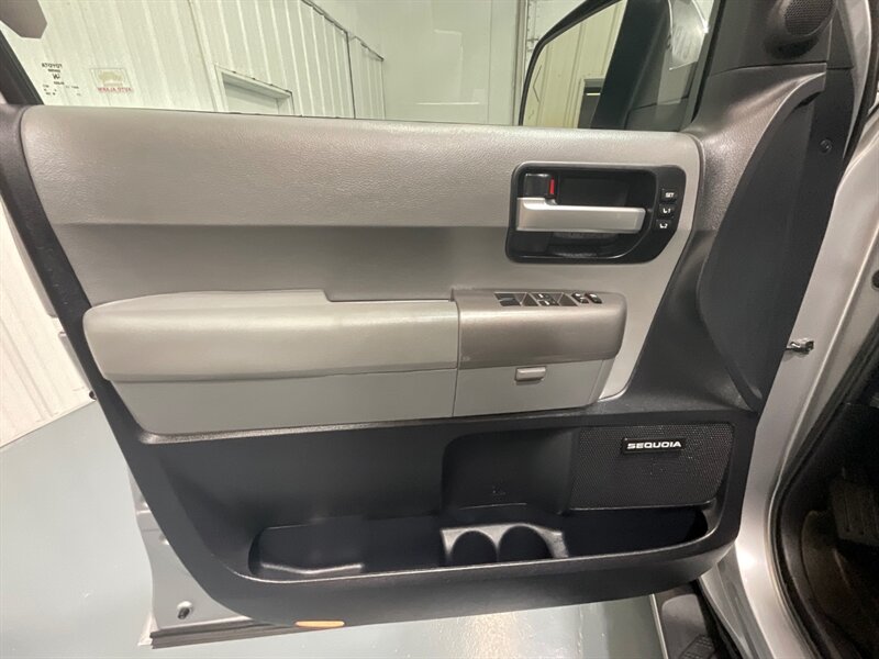 2015 Toyota Sequoia Limited Sport Utility 4X4 / 5.7L V8 / 85K MILES  / LOCAL SUV w. ZERO RUST / Leather Heated Seats / Sunroof / Navigation & Backup Camera / - Photo 31 - Gladstone, OR 97027