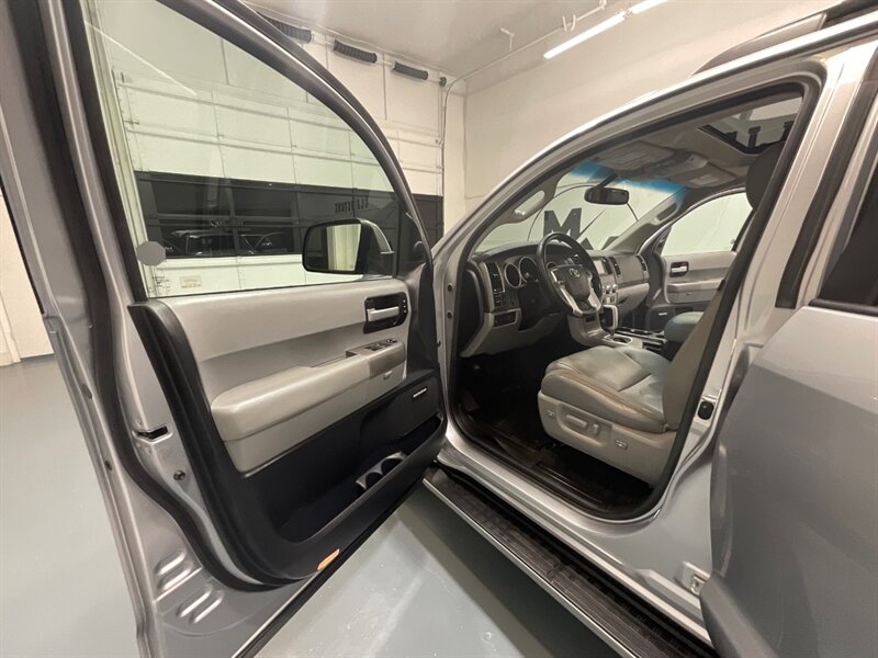 2015 Toyota Sequoia Limited Sport Utility 4X4 / 5.7L V8 / 85K MILES  / LOCAL SUV w. ZERO RUST / Leather Heated Seats / Sunroof / Navigation & Backup Camera / - Photo 33 - Gladstone, OR 97027