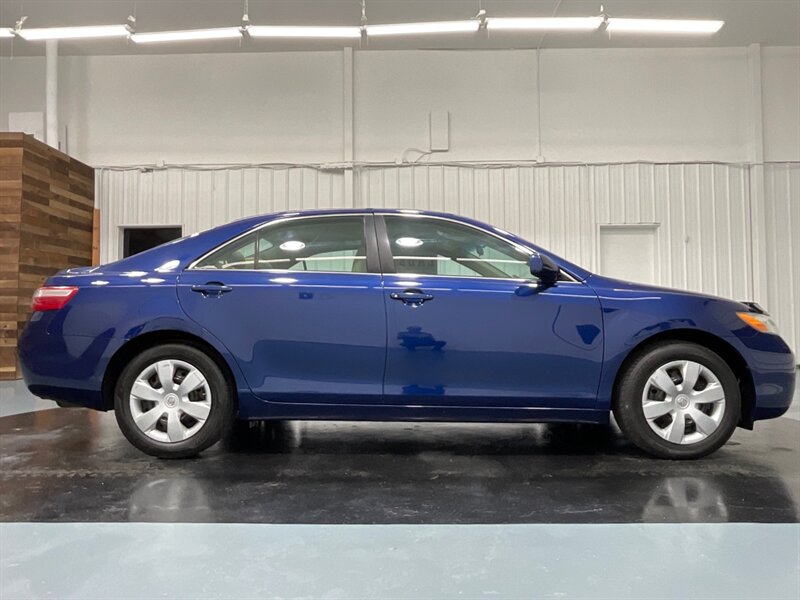 2009 Toyota Camry LE Sedan / 2.4L 4Cyl / ONLY 128K Miles   - Photo 4 - Gladstone, OR 97027