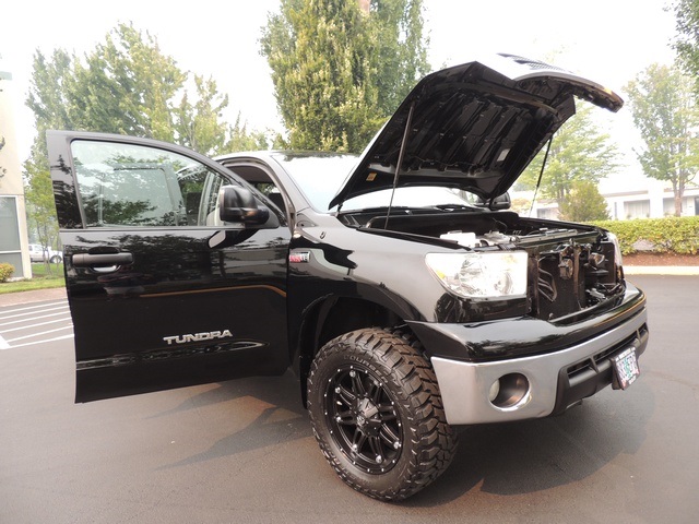 2010 Toyota Tundra Double Cab / 4X4 / 5.7L / 1-OWNER / LIFTED   - Photo 28 - Portland, OR 97217