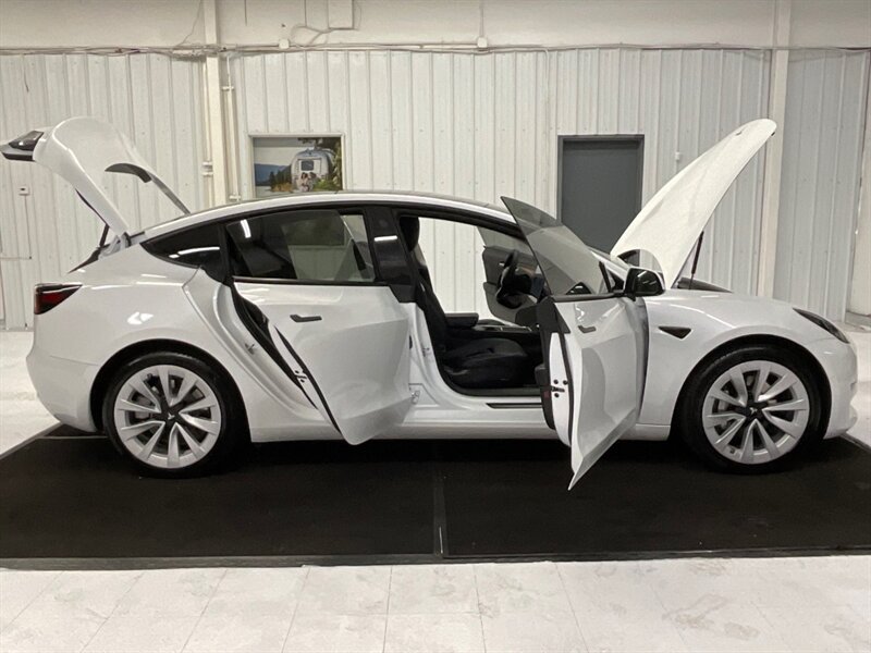 2022 Tesla Model 3 Sedan / FULL SELF DRIVING AUTO PILOT / 17,000 MILE  / 1-OWNER LOCAL / Panoramic Roof / Leather & Heated Seats / AUTO PILOT - Photo 37 - Gladstone, OR 97027