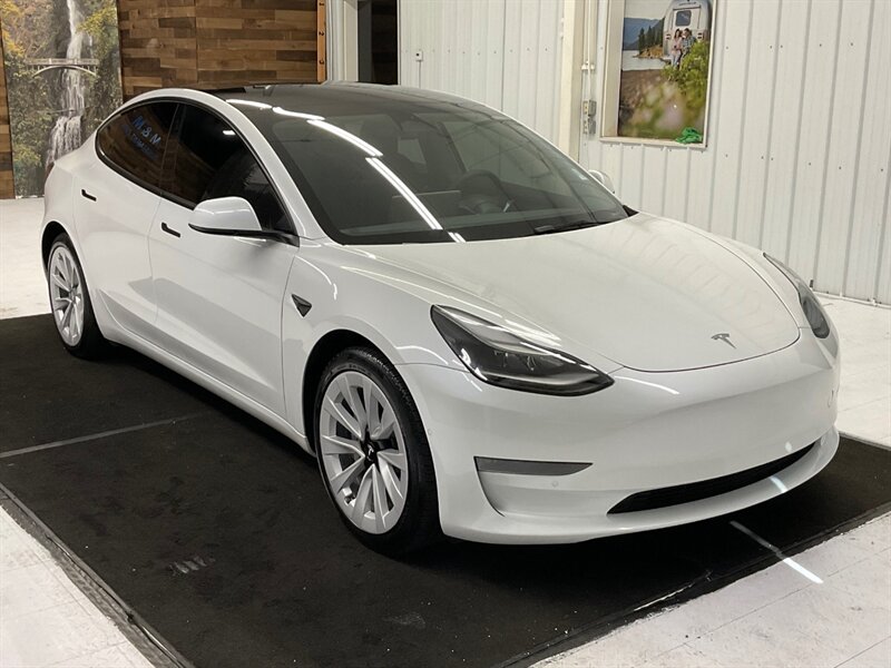 2022 Tesla Model 3 Sedan / FULL SELF DRIVING AUTO PILOT / 17,000 MILE  / 1-OWNER LOCAL / Panoramic Roof / Leather & Heated Seats / AUTO PILOT - Photo 2 - Gladstone, OR 97027