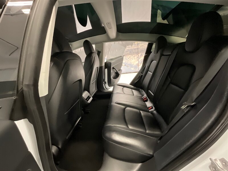 2022 Tesla Model 3 Sedan / FULL SELF DRIVING AUTO PILOT / 17,000 MILE  / 1-OWNER LOCAL / Panoramic Roof / Leather & Heated Seats / AUTO PILOT - Photo 11 - Gladstone, OR 97027