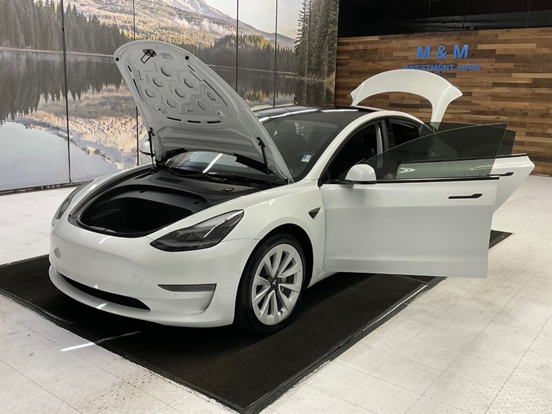 2022 Tesla Model 3 Sedan / FULL SELF DRIVING AUTO PILOT / 17,000 MILE  / 1-OWNER LOCAL / Panoramic Roof / Leather & Heated Seats / AUTO PILOT - Photo 32 - Gladstone, OR 97027