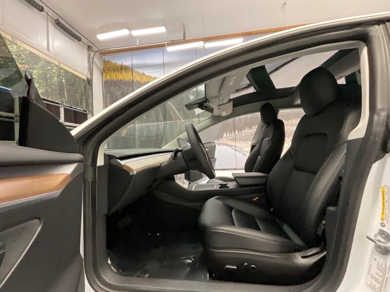 2022 Tesla Model 3 Sedan / FULL SELF DRIVING AUTO PILOT / 17,000 MILE  / 1-OWNER LOCAL / Panoramic Roof / Leather & Heated Seats / AUTO PILOT - Photo 10 - Gladstone, OR 97027