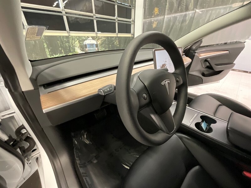 2022 Tesla Model 3 Sedan / FULL SELF DRIVING AUTO PILOT / 17,000 MILE  / 1-OWNER LOCAL / Panoramic Roof / Leather & Heated Seats / AUTO PILOT - Photo 14 - Gladstone, OR 97027