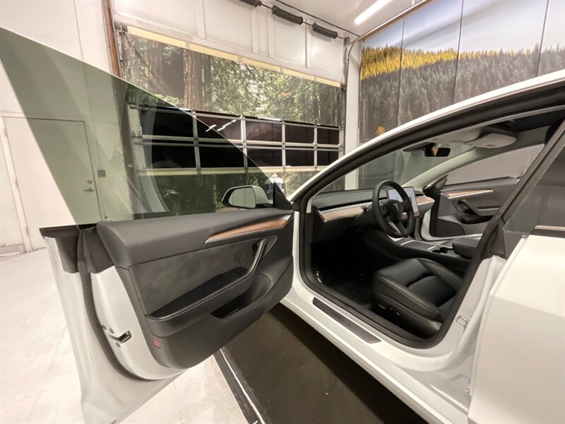 2022 Tesla Model 3 Sedan / FULL SELF DRIVING AUTO PILOT / 17,000 MILE  / 1-OWNER LOCAL / Panoramic Roof / Leather & Heated Seats / AUTO PILOT - Photo 9 - Gladstone, OR 97027