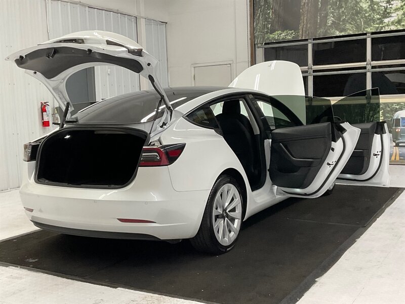 2022 Tesla Model 3 Sedan / FULL SELF DRIVING AUTO PILOT / 17,000 MILE  / 1-OWNER LOCAL / Panoramic Roof / Leather & Heated Seats / AUTO PILOT - Photo 33 - Gladstone, OR 97027