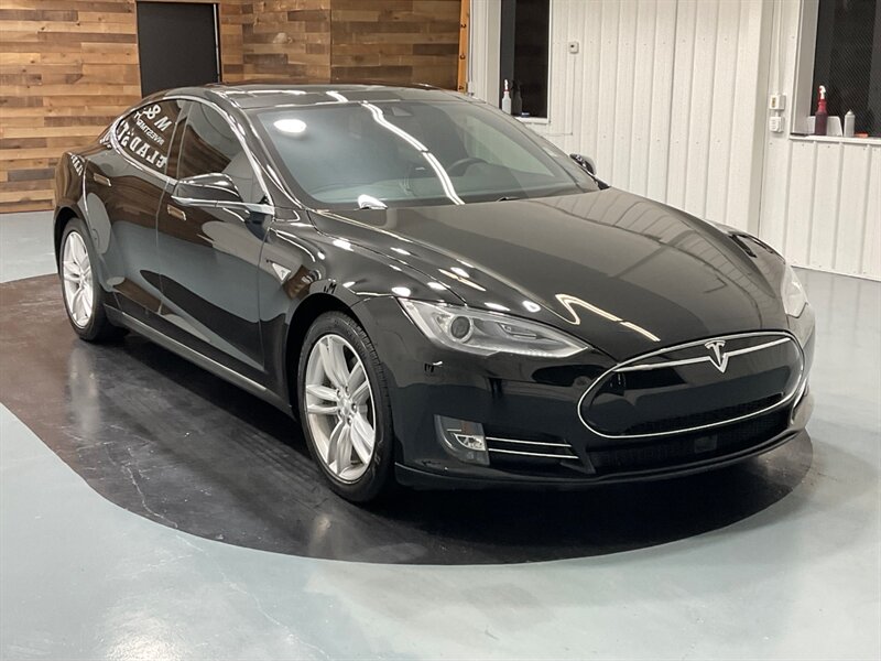 2015 Tesla Model S 85 Sedan / 1-OWNER / Auto Pilot / 53K MILES  / LOCAL CAR - Photo 2 - Gladstone, OR 97027