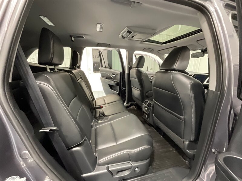 2016 Honda Pilot Touring AWD / 3RD ROW SEAT / Leather /Sunroof  /Navigation / DVD Player - Photo 14 - Gladstone, OR 97027