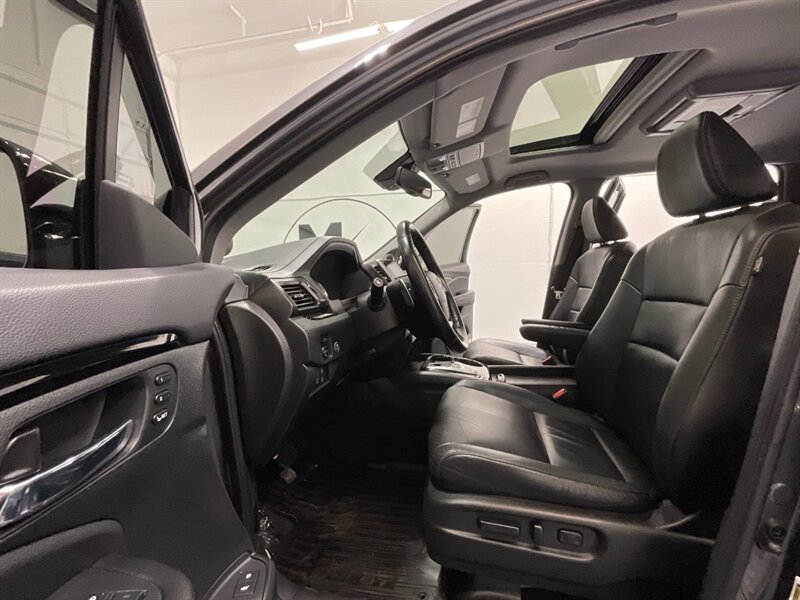 2016 Honda Pilot Touring AWD / 3RD ROW SEAT / Leather /Sunroof  /Navigation / DVD Player - Photo 11 - Gladstone, OR 97027