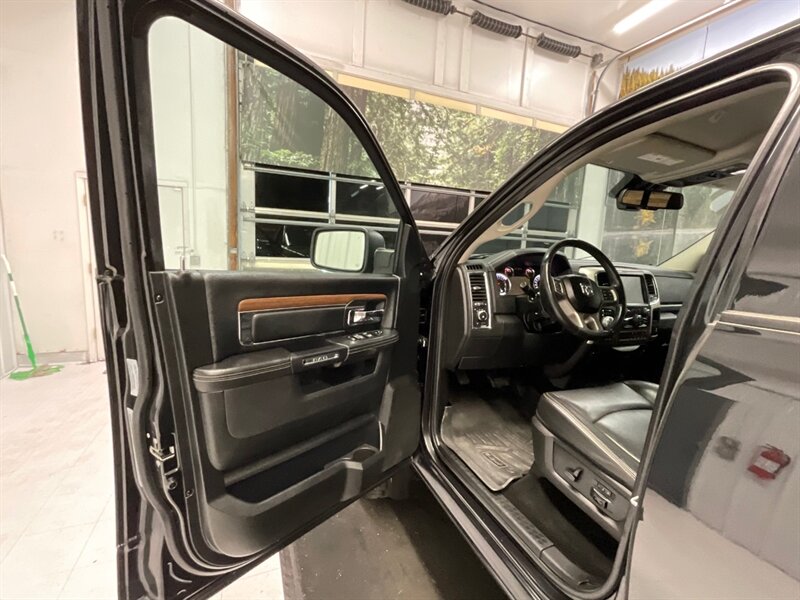 2017 RAM 1500 Laramie Crew Cab 4X4 / 5.7L V8 / Leather / LOCAL  / RUST FREE / LOCAL OREGON TRUCK / 8-Speed Transmission / Leather w. heated & cooled seats / Excel Cond!! - Photo 11 - Gladstone, OR 97027