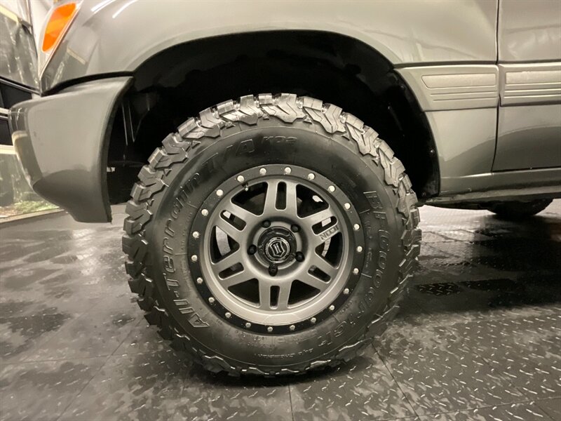 2000 Toyota Land Cruiser 4X4 / Leather / NEW LIFT KIT W/ NEW WHEELS & TIRES  RUST FREE / Backup Camera / BRAND NEW SUSPENSION LIFT KIT W/ NEW BF GOODRICH TIRES & WHEELS / SHARP & CLEAN !!! - Photo 23 - Gladstone, OR 97027